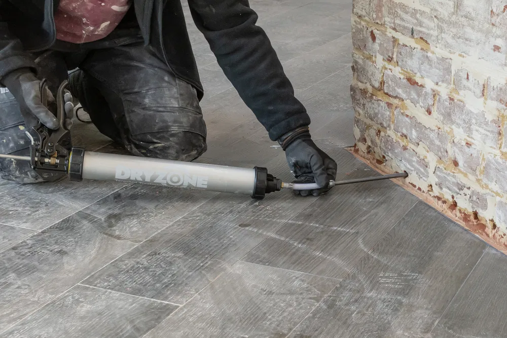 Injection Dryzone à la base d'un mur